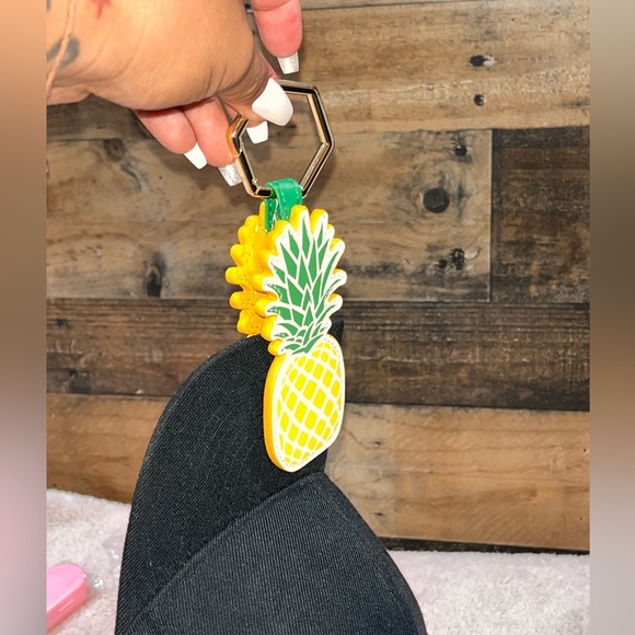 1 pc Pineapple strong magnetic hat clip - Picture 4 of 5